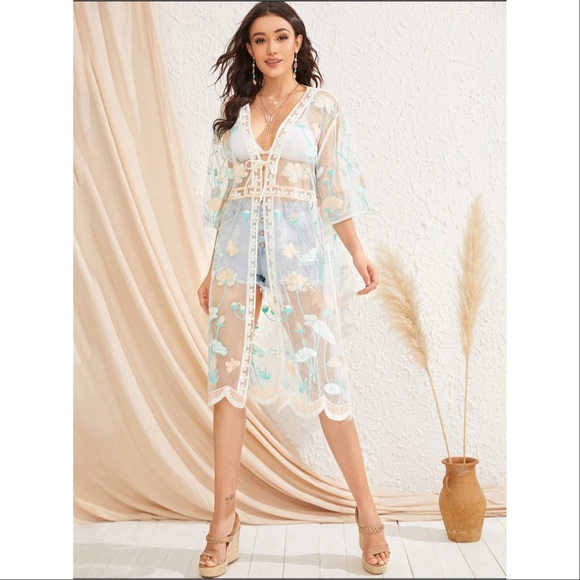 ๐ฅHP!๐ฅ Bell Sleeve Embroidered Appliquรฉ Kimono - Picture 3 of 5